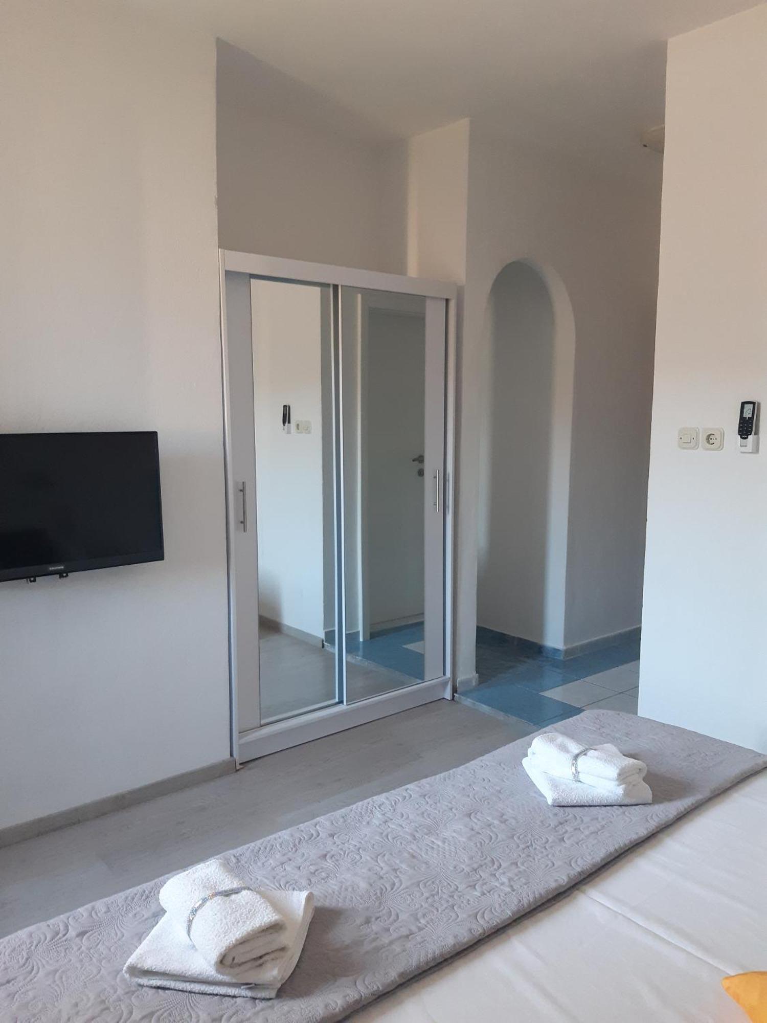 Apartments By The Sea Pag - 16100 Паг Номер фото